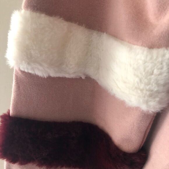 NWT Really soft comfortable sweatshirt with fur on the sleeves - Picture 2 of 3